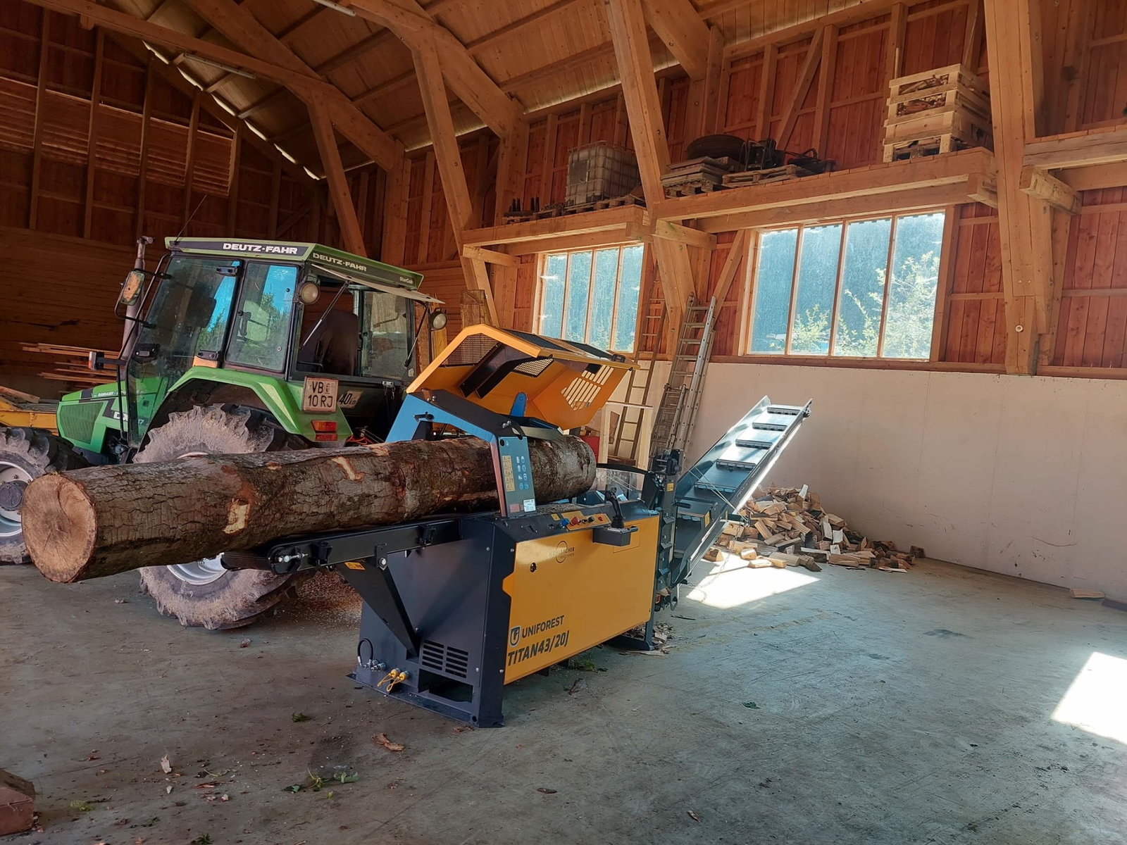 Holzspaltautomat von Forstunternehmen Steinbichler